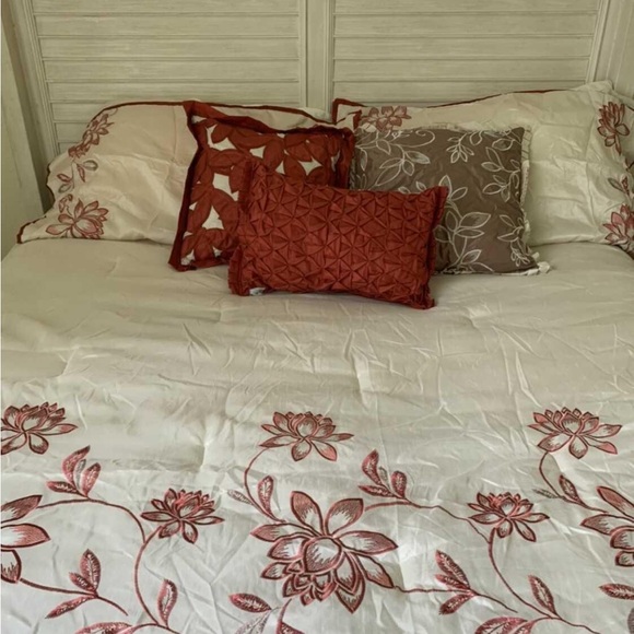 Beautiful like new king bedspread with matching shams. - Picture 2 of 2